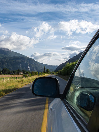 Blick aus dem fahrenden Auto auf eine Straße